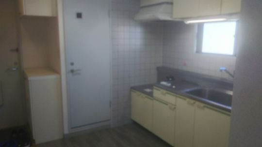 キッチン - 京浜東北線・南北線王子駅徒歩10分、首都圏各主要駅までのアクセス良好です！} - ルームシェアルームメイト