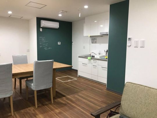 リビング - 【LGBTフレンドリーの方歓迎！】草加駅徒歩5分の好立地！リビング改修広々15帖のリビング！家具家電Wifi付き} - ルームシェアルームメイト