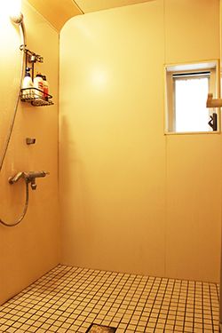 シャワー - 女性専用個室・週払いや生活保護可} - ルームシェアルームメイト