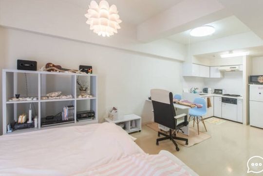 リビング - 五反田駅徒歩3分、4人まで収容可。} - ルームシェアルームメイト