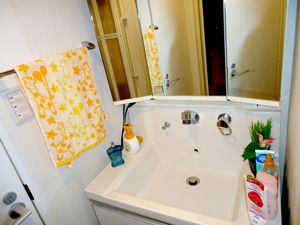 シャワー - ★シェアメイト募集　リフォーム済みの綺麗なお部屋です♪　鍵付き個室です♪} - ルームシェアルームメイト