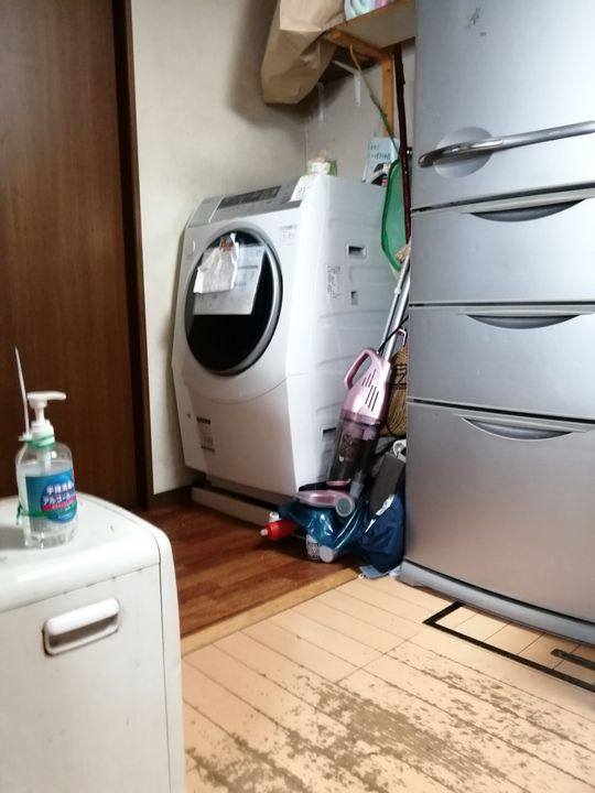 キッチン - 【１階母屋の2，25畳鍵付き無料ＷＩＦＩ付き個室１１５０円】北に、１８０センチの窓があり網戸がついています。収納スペースがあります。扇風機付き、ファンヒーターつき  【２畳の鍵付き新築プレハブ個室が、一泊から１１５０円で、今日から、宿泊できます。】【新築２畳鍵付き個室が、1泊から、日払いで1150円、2,7畳の鍵付き個室が、一泊から日払いで、１2８０円で（電気、水道、ガス代込み）、今日から、宿泊できます。】 長期宿泊は、優遇家賃で、一括割引があります。いずれのお部屋も、入居時も退去時も、} - ルームシェアルームメイト