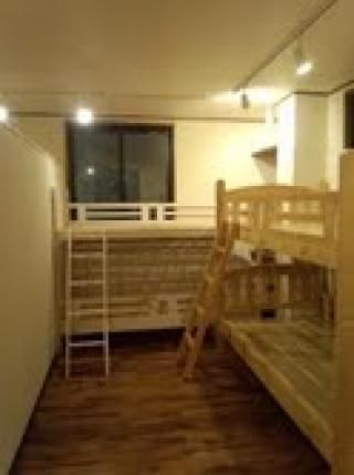 ベッド - 六本木駅徒歩5分!　新築です} - ルームシェアルームメイト