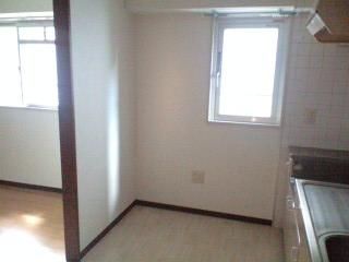 キッチン - 緊急値下☆新宿・池袋まで20分圏内、大きめバスタブのついた綺麗な3dkです。} - ルームシェアルームメイト