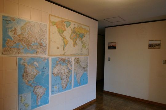 玄関 - 綺麗、リーズナブル。 そして旅が好きな人、海外好きな人が集まるシェアハウスです。} - ルームシェアルームメイト