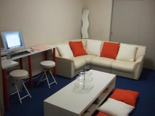 リビング - ■女性専用 ３．８万ゲストハウス■代々木西口から徒歩６分■} - ルームシェアルームメイト