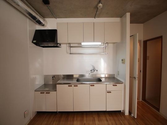 キッチン - 3人用シェアルーム一括貸し限定１戸} - ルームシェアルームメイト