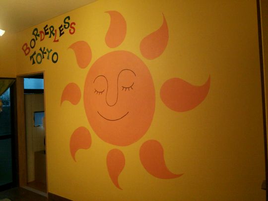 リビング - 20代限定★日本人・韓国人・ロシア人と一緒にシェアハウス～一緒にバカ笑いしませんか?ボーダーなく家族になりましょう！リフォームしたばっかりの清潔感のあるお部屋です！} - ルームシェアルームメイト