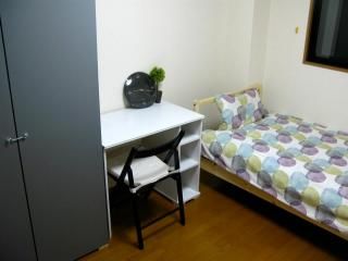 個室 - ５路線利用可能！新大久保駅から徒歩3分。日当たり最高！屋上付き！（＾ｖ＾）} - ルームシェアルームメイト