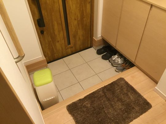 玄関 - 八王子です。新築戸建てです。} - ルームシェアルームメイト