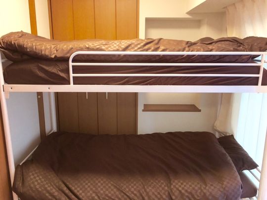 ベッド - 六本木　徒歩２分　新規シェアルーム　4.4万円から} - ルームシェアルームメイト