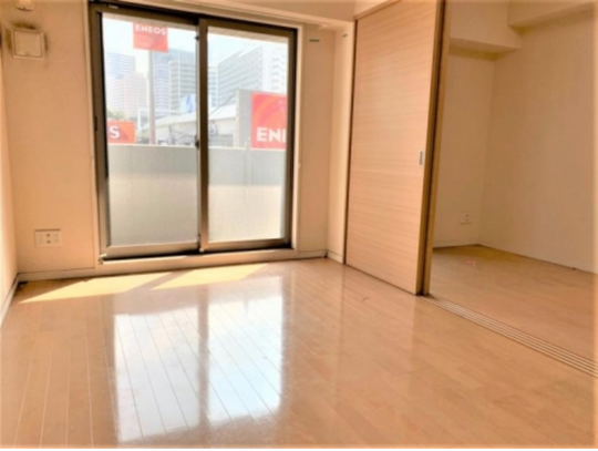 リビング - 【品川駅から徒歩15分の高級マンション】レインボーブリッジまで歩いて行ける！お台場までバスで10分！} - ルームシェアルームメイト