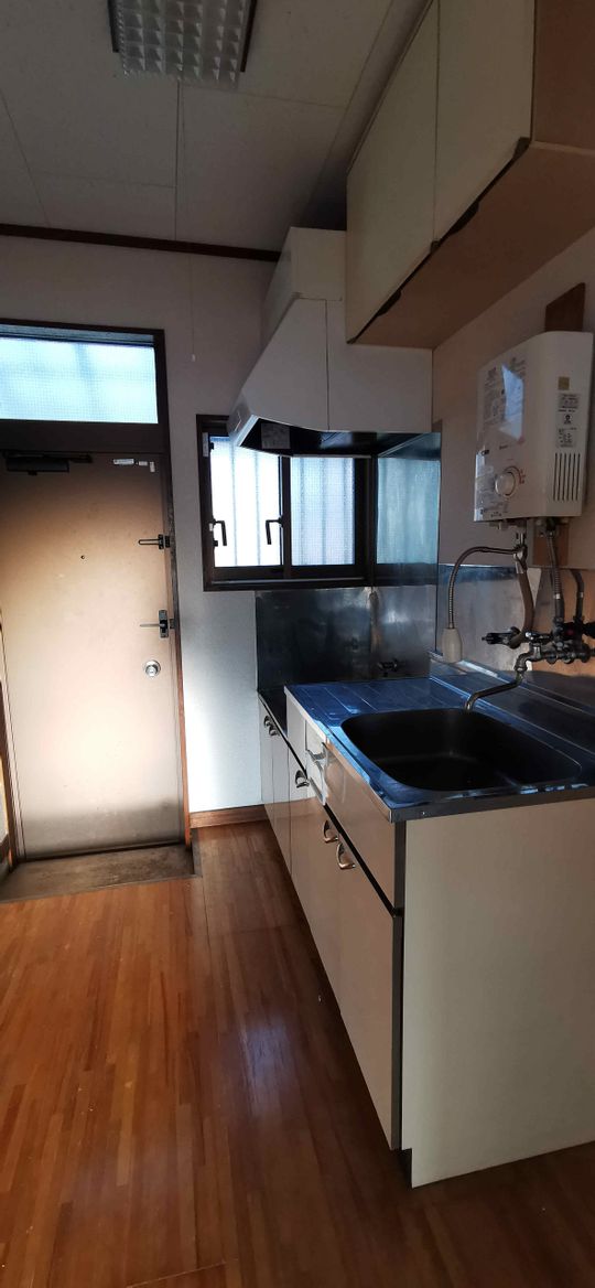 キッチン - 家賃３万円台貸アパート 風呂トイレ別　現況優先 6帖畳 JR横浜線町田駅徒歩５分の物件です} - ルームシェアルームメイト