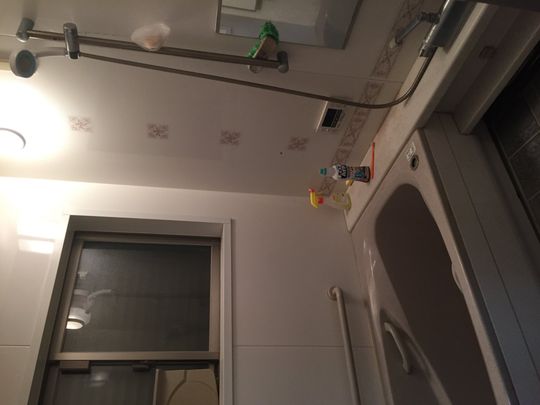 風呂 - 戸建の家の二階のふた部屋使ってください。} - ルームシェアルームメイト