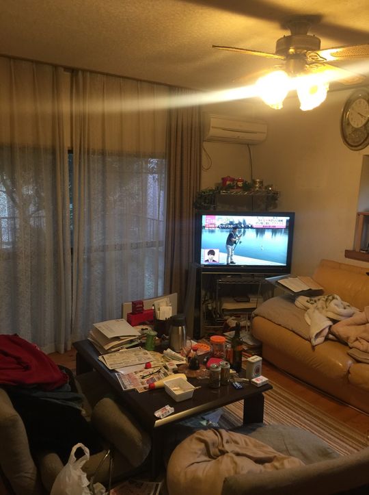 リビング - ボロい戸建てだけど...庭広いし、駐車場付きだし！} - ルームシェアルームメイト