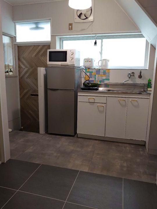 キッチン - 個室、家賃2万7千円、西武新宿線の新井薬師前駅まで徒歩７分。} - ルームシェアルームメイト