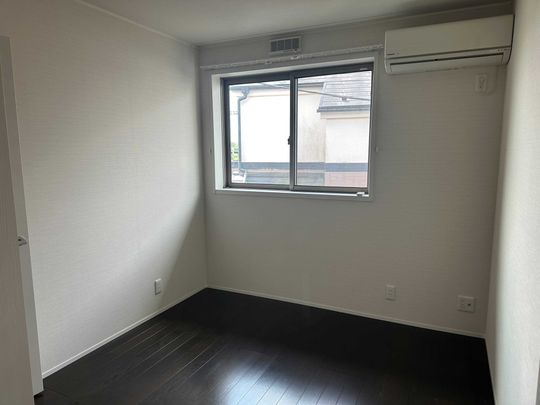 個室 - 神奈川県横浜市　メゾネット一部屋空いています！} - ルームシェアルームメイト