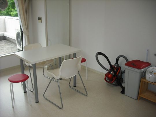 ダイニング - 駅近　スーパー・コンビニ・ホームセンター至近　フリーレント1か月キャンペーン　リモートワークスペース利用可} - ルームシェアルームメイト