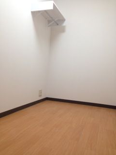 個室 - 綺麗　新しいハウス　便利な環境} - ルームシェアルームメイト