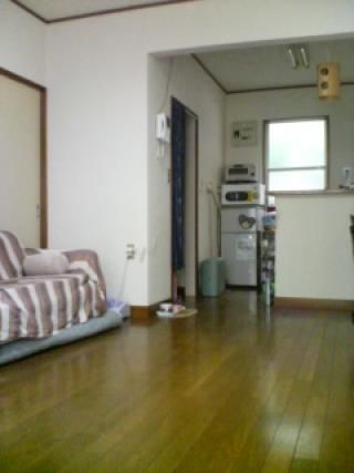 リビング - 世田谷のテラスハウス。駅1分！} - ルームシェアルームメイト