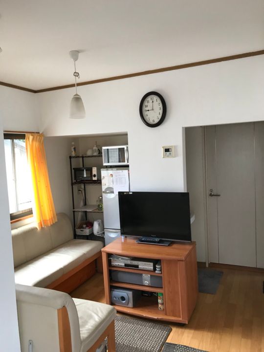 リビング - 西新宿シェアハウス入居者募集！} - ルームシェアルームメイト