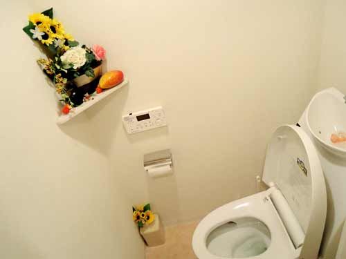 トイレ - ★シェアメイト募集　リフォーム済みの綺麗なお部屋です♪　鍵付き個室です♪} - ルームシェアルームメイト