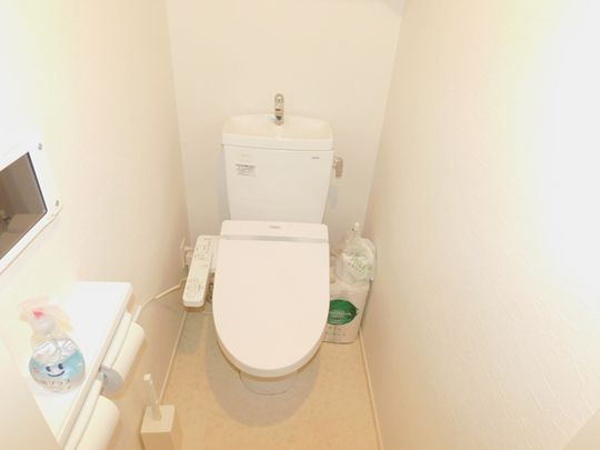 トイレ - 女性のみ/鍵付き完全独立個室/渋谷まで快速4駅/久我山駅徒歩8分/通勤、通学に便利!/プライベート重視/新築} - ルームシェアルームメイト