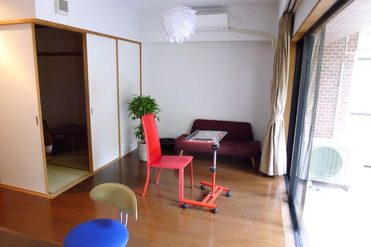 リビング - 相鉄線沿いの便利な穴場駅。渋谷まで直通３７分。横浜まで８分。小規模ルームシェア希望の方に最適。} - ルームシェアルームメイト