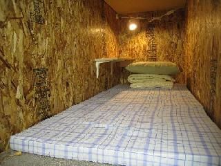 個室 - 新感覚！カプセル風ゲストハウス} - ルームシェアルームメイト