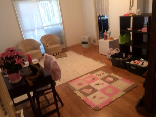 リビング - 湘南海岸で海から徒歩８分格安で！！} - ルームシェアルームメイト