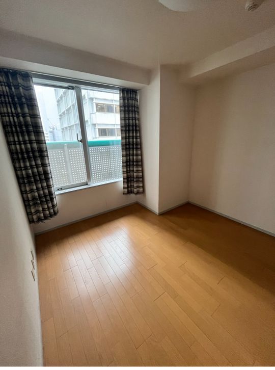 個室 - 【女性限定シェアハウス】山手線駅徒歩約10分！港区の92平米、3LDKのファミリータイプマンション(9階)} - ルームシェアルームメイト