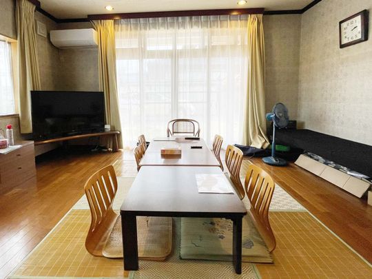 リビング - 素敵な仲間とほど良い距離感で過ごす。調和する心地よい暮らし 。 岐阜 シェアハウス 各務原} - ルームシェアルームメイト