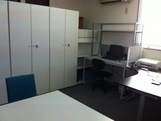 机 - 好立地！最寄駅が5駅利用可能　《鍵付大型収納の利用可能》} - ルームシェアルームメイト