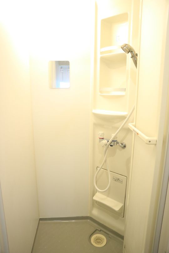 シャワー - 横浜エリアのモダンハウスでミニマリストにシェア生活を送ってみませんか？} - ルームシェアルームメイト