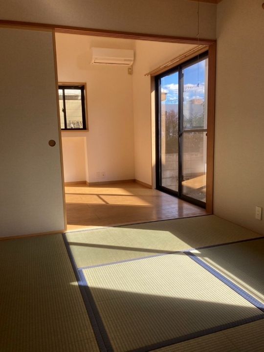 ダイニング - 全３室で全３名の女性専用シェアハウスで家電がそろっています。ハイグレードな戸建。初月フリーレント。買物至便、近隣に大学が混在して学生さんにはぴったりです。} - ルームシェアルームメイト