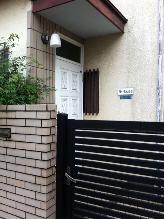 玄関 - 三鷹市、ICUより数分、閑静な住宅地の3LDK} - ルームシェアルームメイト