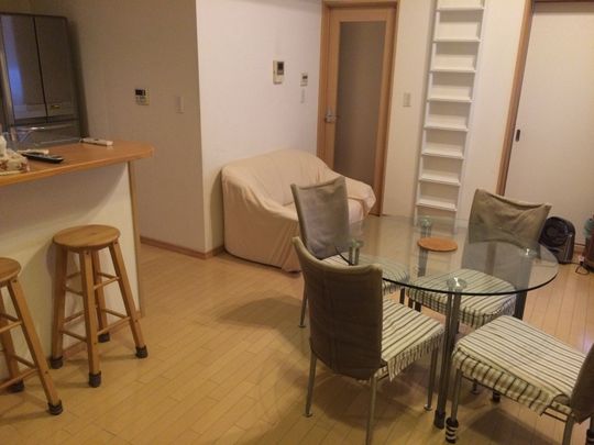 リビング - 現在募集中！【コーヒーブランドのオーナーがプロデュースする擬似家族型シェアハウス】} - ルームシェアルームメイト