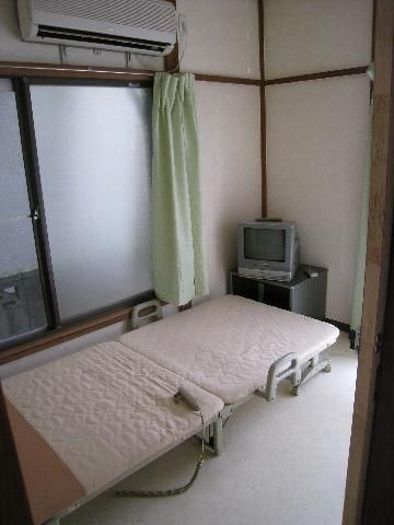 個室 - 1部屋空きが出ました。} - ルームシェアルームメイト