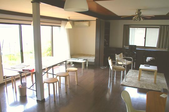 リビング - 【日吉駅】★フリーランスの集うシェアハウス★} - ルームシェアルームメイト