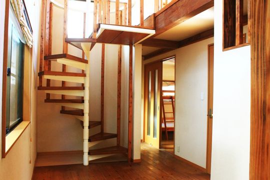 玄関 - 渋谷まで３駅!!コミュニティー重視型のシェアハウス。シェアハウスひだまり「駒沢」} - ルームシェアルームメイト