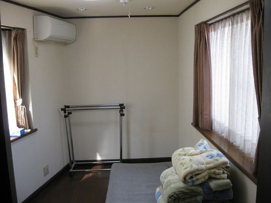 個室 - セキュリティ万全安心！新宿渋谷吉祥寺から約30分駅から2分、多摩川近隣の戸建て住宅!敷金礼金0円!5.5畳フローリング鍵付個室PCスマホのNET無料!} - ルームシェアルームメイト