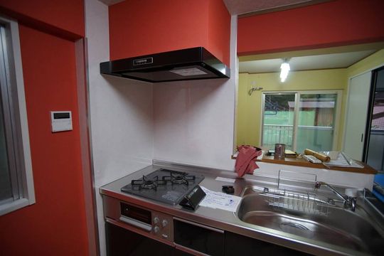 キッチン - 西武新宿線新久米川駅歩６分。完全リノベーション済み。角部屋} - ルームシェアルームメイト