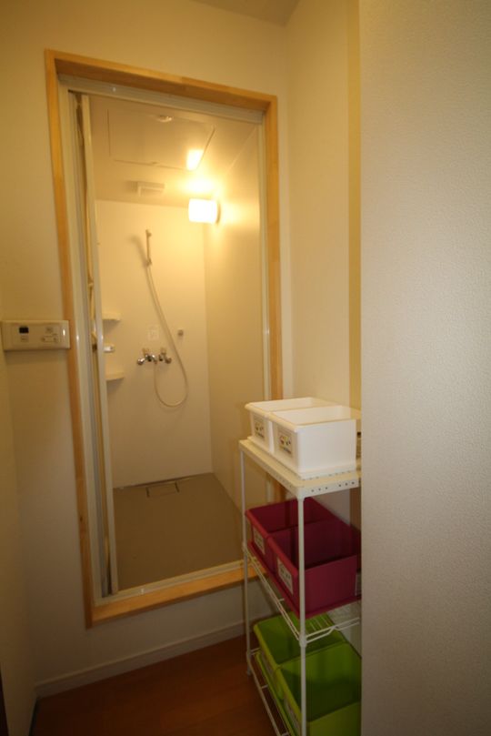 シャワー - 20代限定★日本人・韓国人・ロシア人と一緒にシェアハウス～一緒にバカ笑いしませんか?ボーダーなく家族になりましょう！リフォームしたばっかりの清潔感のあるお部屋です！} - ルームシェアルームメイト