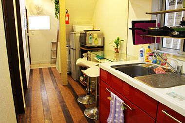 キッチン - 女性専用個室・週払いや生活保護可} - ルームシェアルームメイト