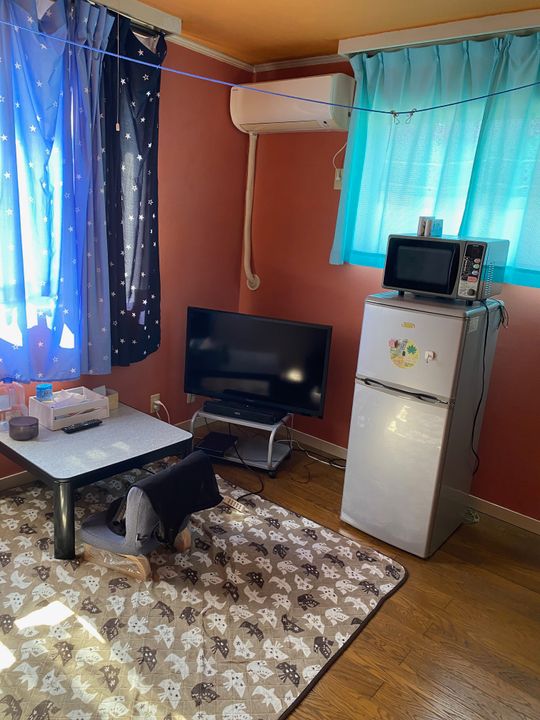 個室 - 戸建てシェアハウス、電気ガス水道光熱費込み} - ルームシェアルームメイト