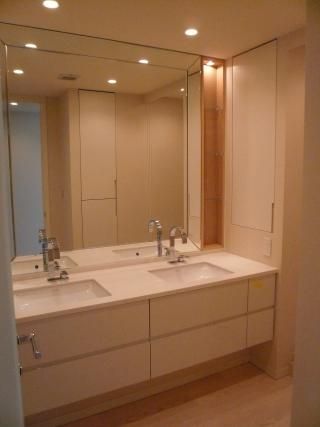 シャワー - ☆おうち de 留学☆横浜駅徒歩5分☆} - ルームシェアルームメイト