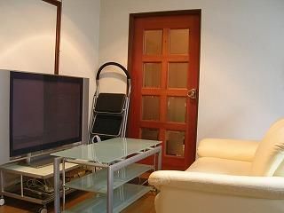 リビング - 神戸のシェアハウスで入居者募集中です} - ルームシェアルームメイト