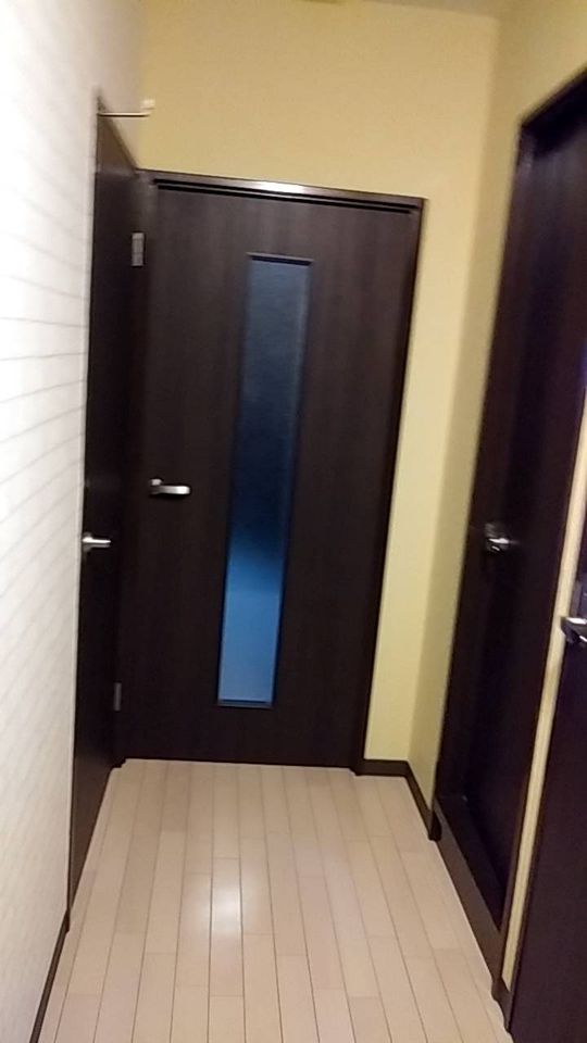 玄関 - 一部屋貸します} - ルームシェアルームメイト