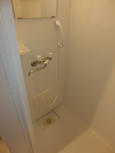 シャワー - 築浅★未入居★女性限定シェアハウスのご紹介です！} - ルームシェアルームメイト
