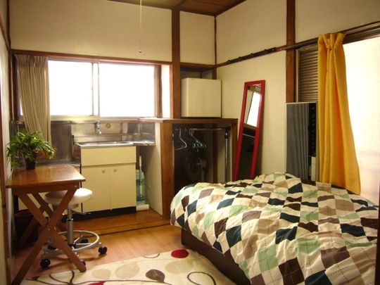 個室 - 急募! 新宿から徒歩15分。閑静な住宅街にあるシェアハウスルームメイト募集} - ルームシェアルームメイト